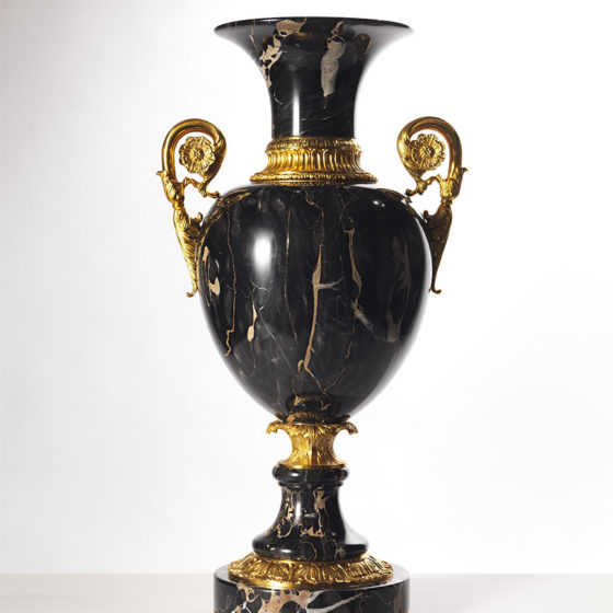 Art. L126 • Vaso in marmo e bronzi dorati • Ø 35, H 65